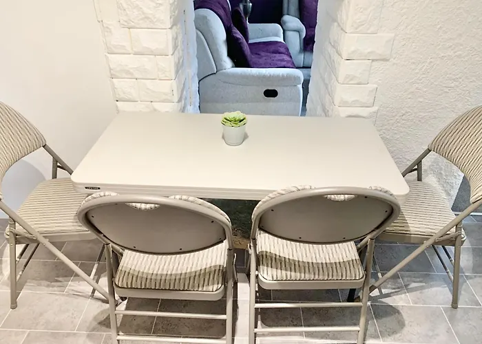 Purple Blossom, 2 Bed Apartment, Wi-fi, Near Didsbury, Free Parking 아파트 맨체스터