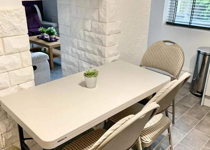 Lägenhet Purple Blossom, 2 Bed Apartment, Wi-fi, Near Didsbury, Free Parking *