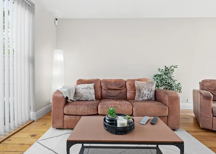 Fantastic, Modern 3 Bedroom House مانشستر