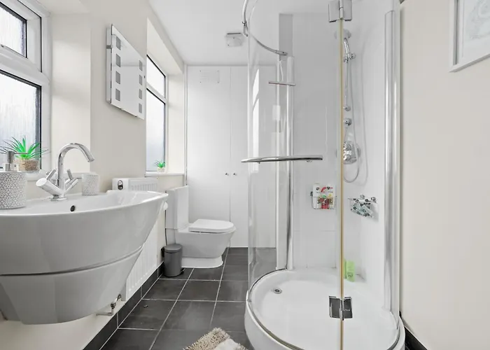 Fantastic, Modern 3 Bedroom House * مانشستر