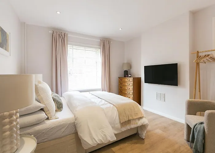 Spacious 4 Bedroom - Sleeps 8 בית נופש *