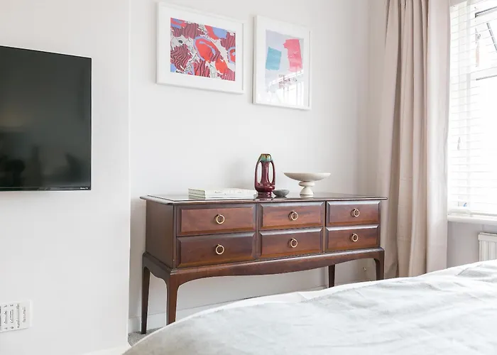 Spacious 4 Bedroom - Sleeps 8 Manchester