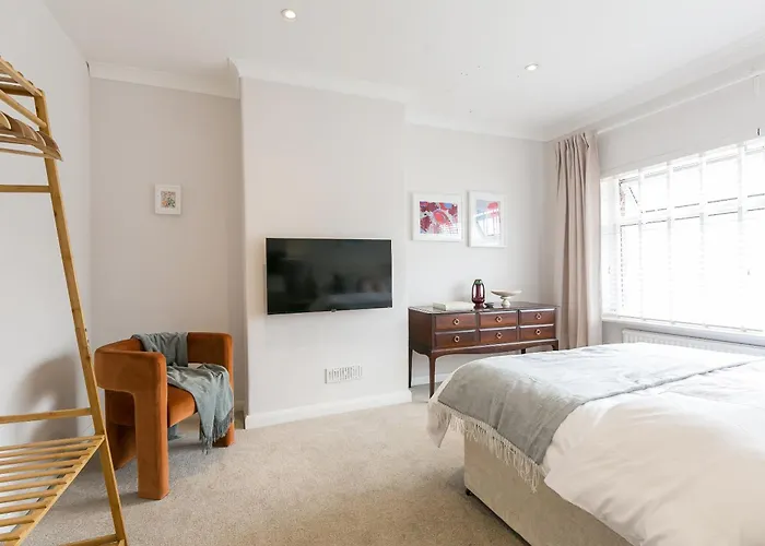 Spacious 4 Bedroom - Sleeps 8 Casa vacanze *