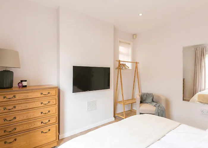 Spacious 4 Bedroom - Sleeps 8 Manchester