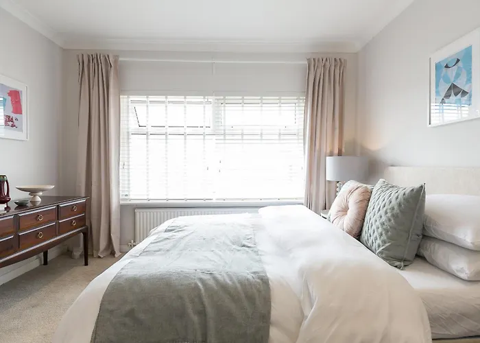 Spacious 4 Bedroom - Sleeps 8 *