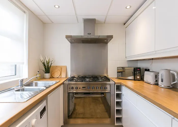 Spacious 4 Bedroom - Sleeps 8 מנצ'סטר