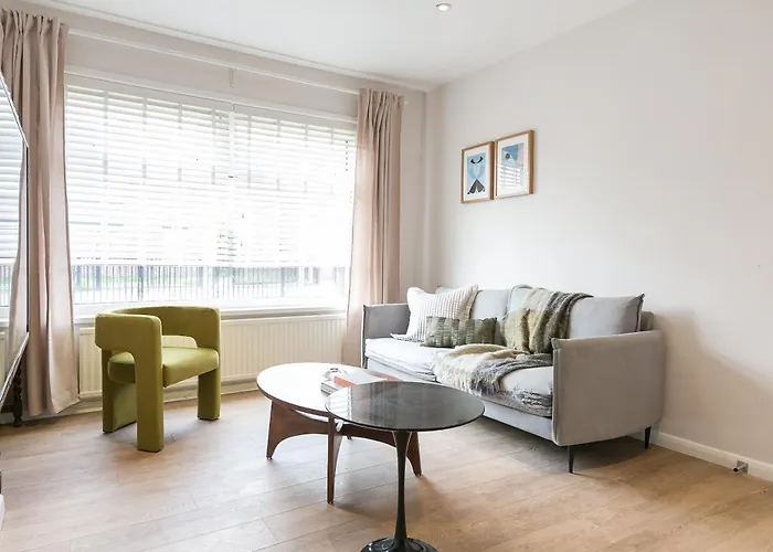Spacious 4 Bedroom - Sleeps 8 Manchester