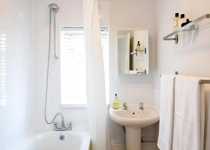 Dom wakacyjny Spacious 4 Bedroom - Sleeps 8 Manchester