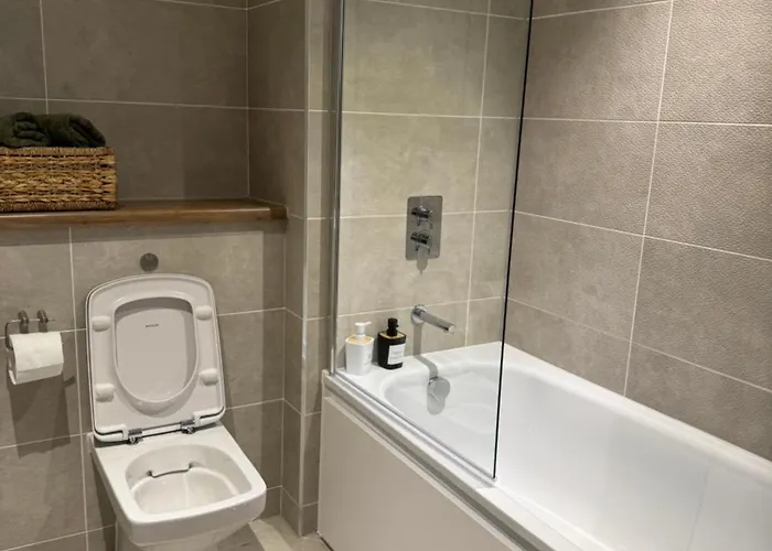 Penthouse Height Flat, View Balcony, Quiet, Free Wifi, Gym & Minimalistic 아파트 *