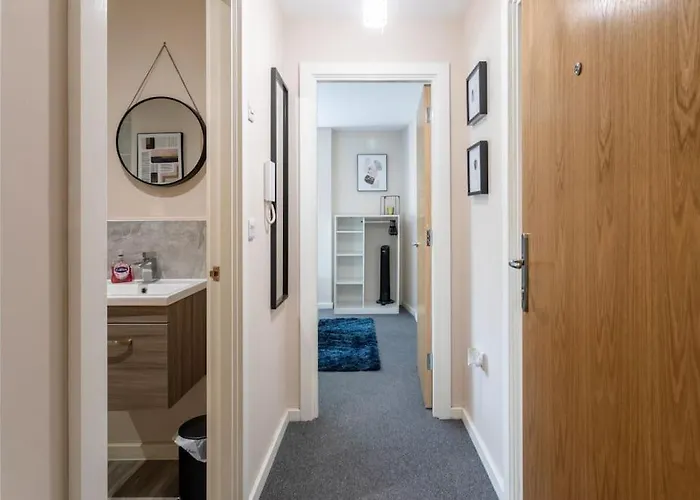 Bright 1 Bedroom Flat In Salford With Parking Available *