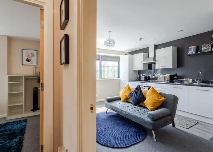 Bright 1 Bedroom Flat In Salford With Parking Available