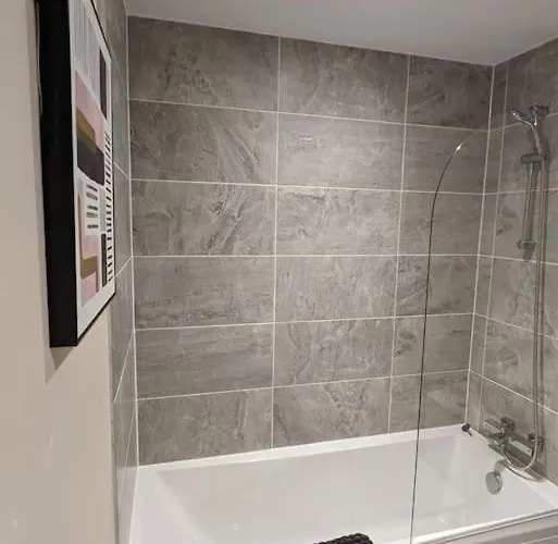 Bright 1 Bedroom Flat In Salford With Parking Available *