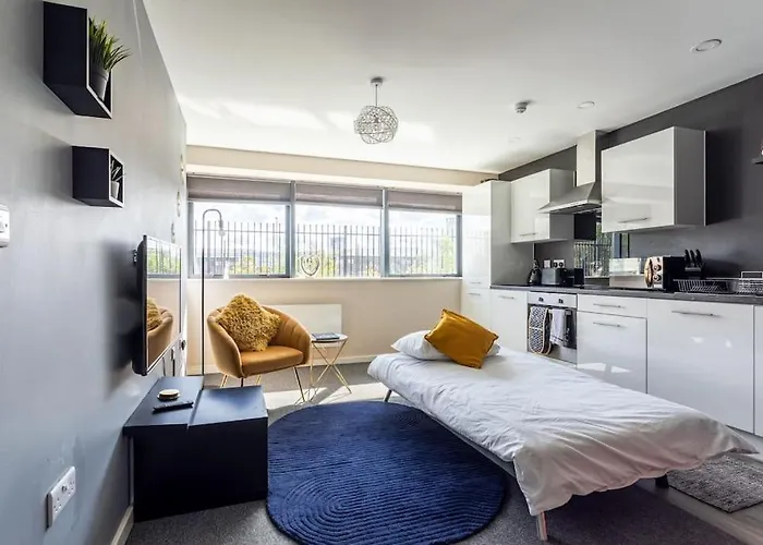 Bright 1 Bedroom Flat In Salford With Parking Available * Manchester