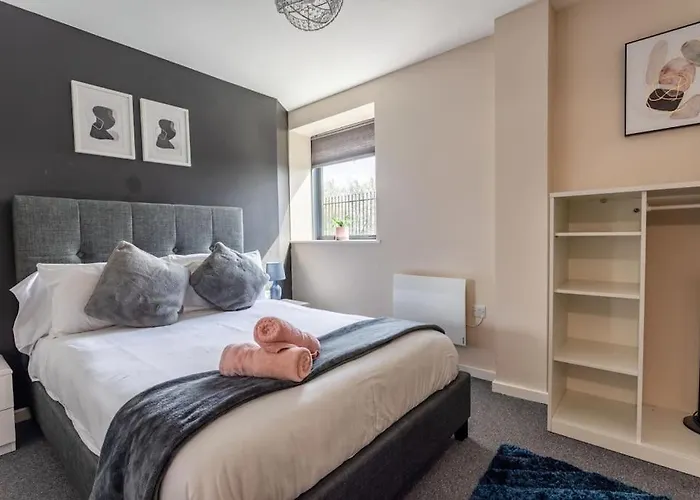 Bright 1 Bedroom Flat In Salford With Parking Available * マンチェスター