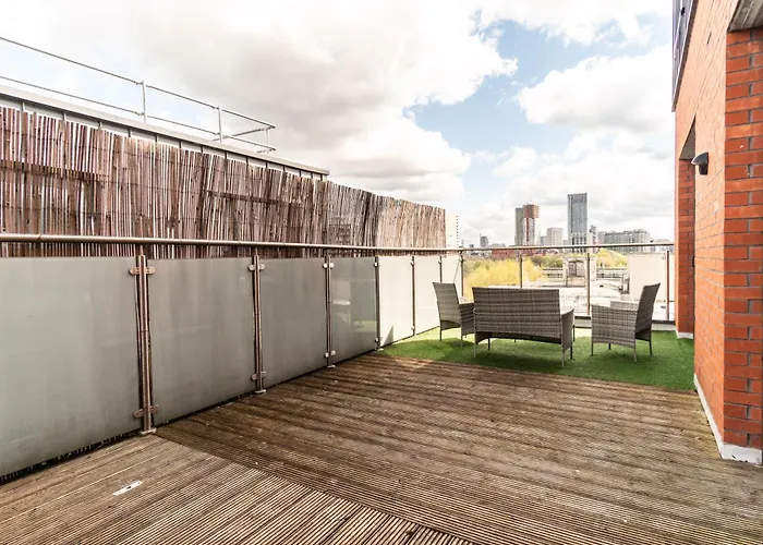 Prime Location 1 Bed Penthouse Apartament *