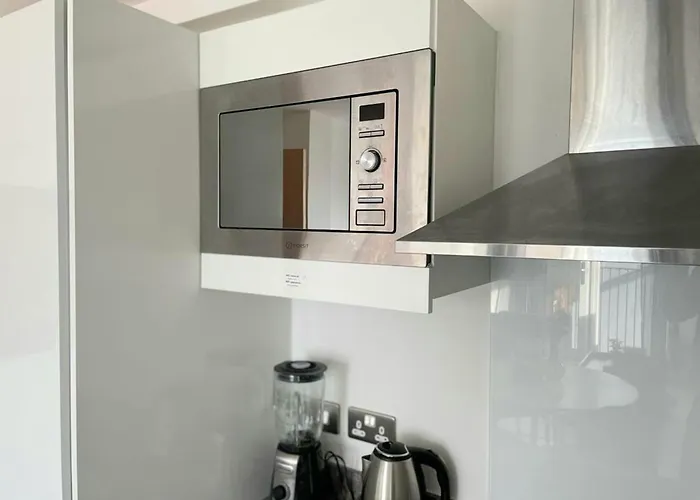 1b-steps To Uni&stadium- Wi-fi Netflix Breakfast 맨체스터