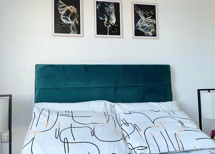 1b-steps To Uni&stadium- Wi-fi Netflix Breakfast Manchester