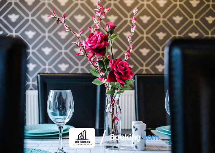 3 Bedroom House By Nyos Short Lets & Serviced With Parking * Манчестер