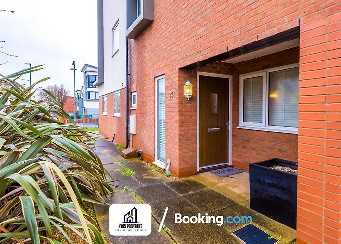 3 Bedroom House By Nyos Short Lets & Serviced With Parking *