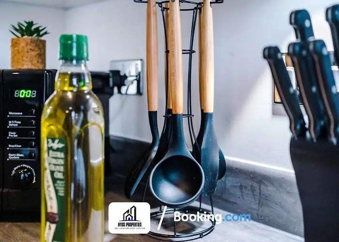 3 Bedroom House By Nyos Short Lets & Serviced With Parking * Manchester