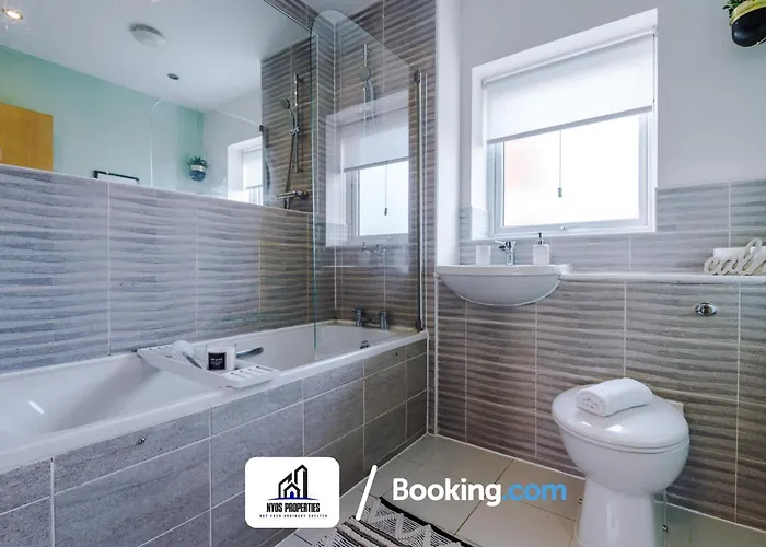 Дом отдыха 3 Bedroom House By Nyos Short Lets & Serviced With Parking *