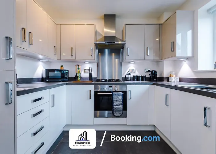 3 Bedroom House By Nyos Short Lets & Serviced With Parking Prázdninový dům Manchester