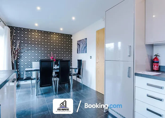 Дом отдыха 3 Bedroom House By Nyos Short Lets & Serviced With Parking Манчестер