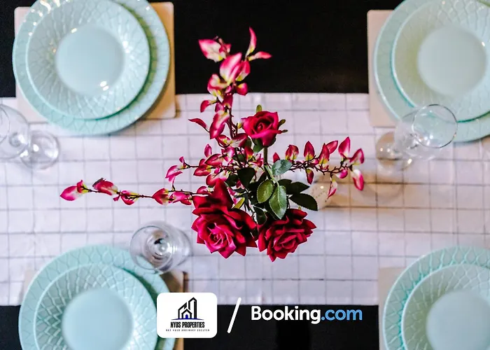 3 Bedroom House By Nyos Short Lets & Serviced With Parking *