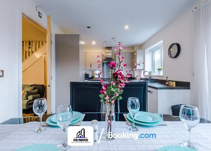 3 Bedroom House By Nyos Short Lets & Serviced With Parking Manchester