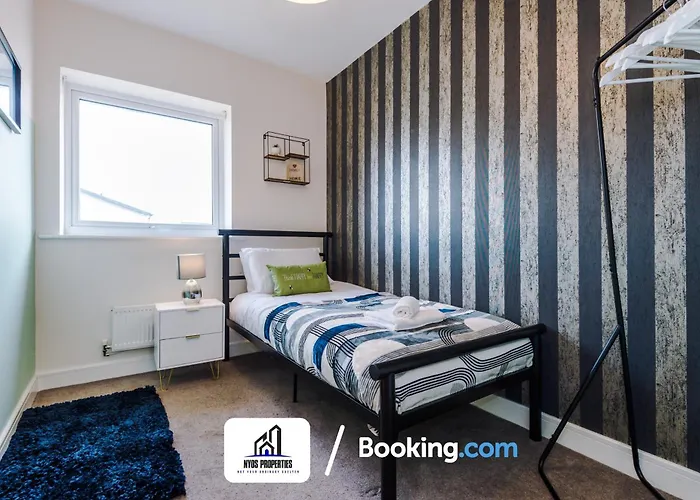 3 Bedroom House By Nyos Short Lets & Serviced With Parking * Манчестер