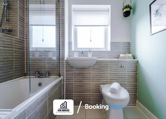 Дом отдыха 3 Bedroom House By Nyos Short Lets & Serviced With Parking *