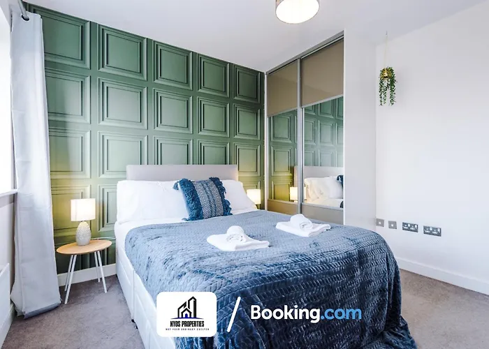 3 Bedroom House By Nyos Short Lets & Serviced With Parking Манчестер