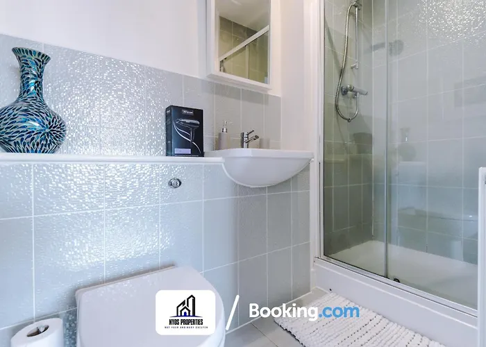 3 Bedroom House By Nyos Short Lets & Serviced With Parking Prázdninový dům *