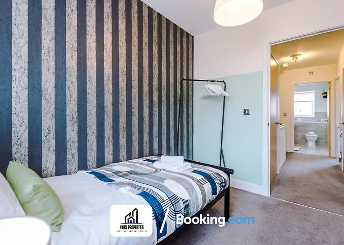 3 Bedroom House By Nyos Short Lets & Serviced With Parking Prázdninový dům Manchester