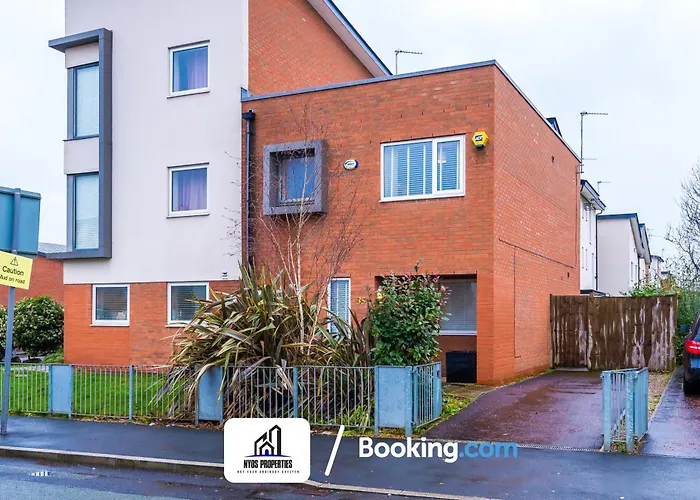 3 Bedroom House By Nyos Short Lets & Serviced With Parking *