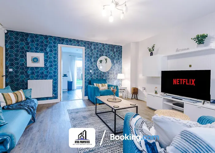 3 Bedroom House By Nyos Short Lets & Serviced With Parking Manchester