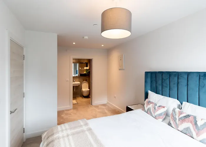 Modern 2 Bedroom Centre W Balcony Apartment *