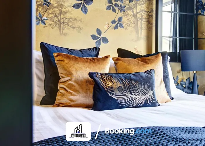 3 Bedroom By Nyos Short Lets & Serviced With Garden 펜션