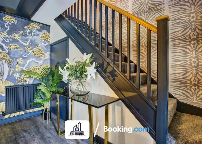 3 Bedroom By Nyos Short Lets & Serviced With Garden