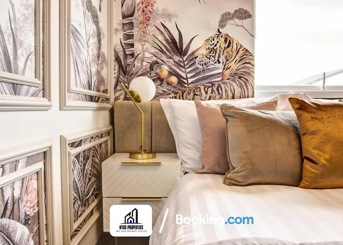 3 Bedroom By Nyos Short Lets & Serviced With Garden *