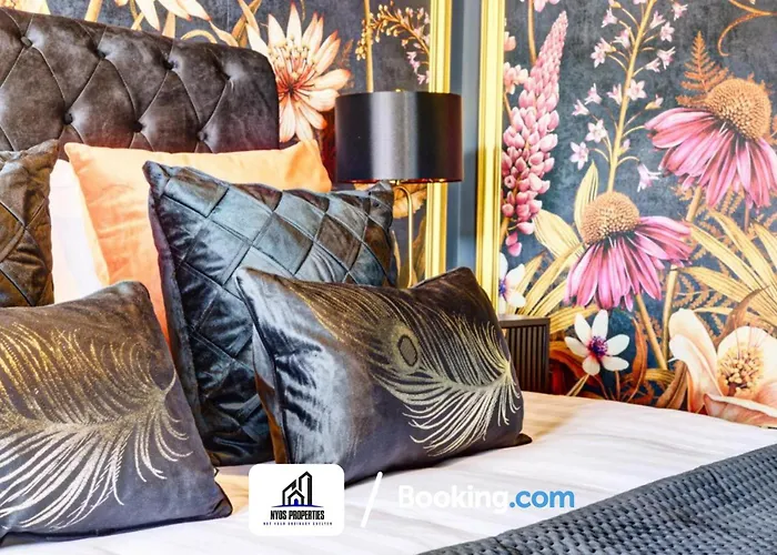 3 Bedroom By Nyos Short Lets & Serviced With Garden 펜션