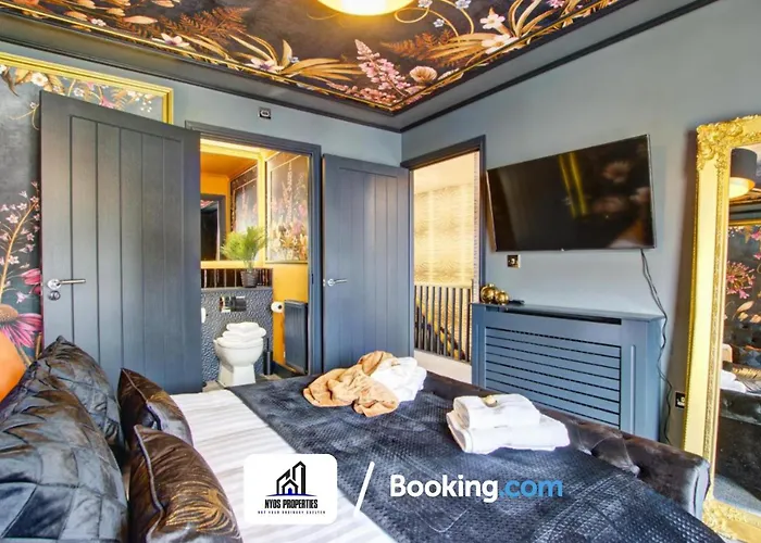 3 Bedroom By Nyos Short Lets & Serviced With Garden 펜션