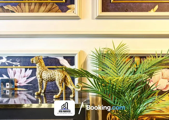 3 Bedroom By Nyos Short Lets & Serviced With Garden *