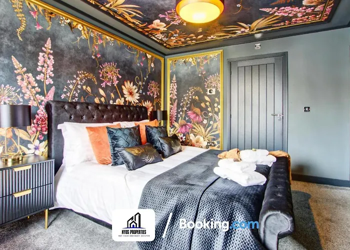 3 Bedroom By Nyos Short Lets & Serviced With Garden 펜션 *