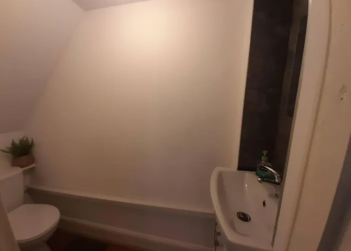 Stylish 4 Bed House - 15 Min To Centre *