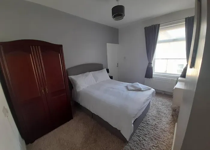 Stylish 4 Bed House - 15 Min To Centre *