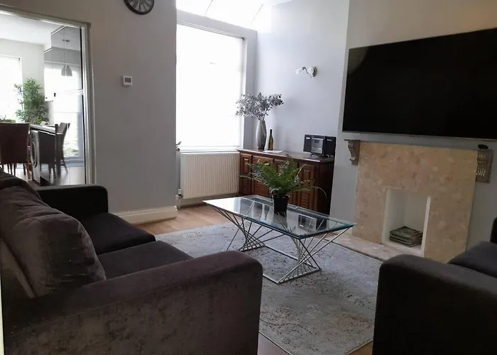 Stylish 4 Bed House - 15 Min To Centre *
