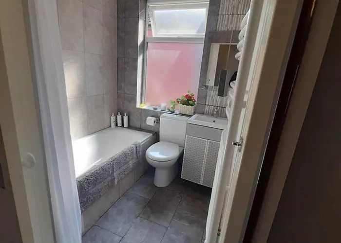 Stylish 4 Bed House - 15 Min To Centre * Manchester