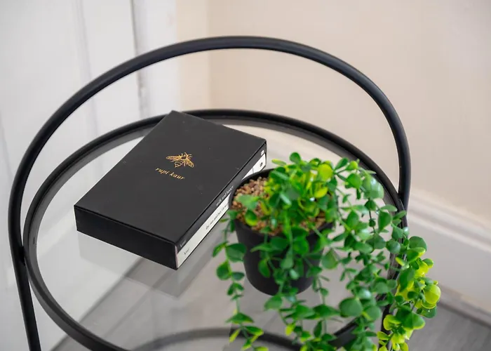 Modern 4br In M11, Close To Etihad Stadium Sleeps 11