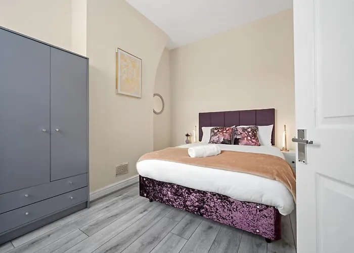 Modern 4br In M11, Close To Etihad Stadium Sleeps 11